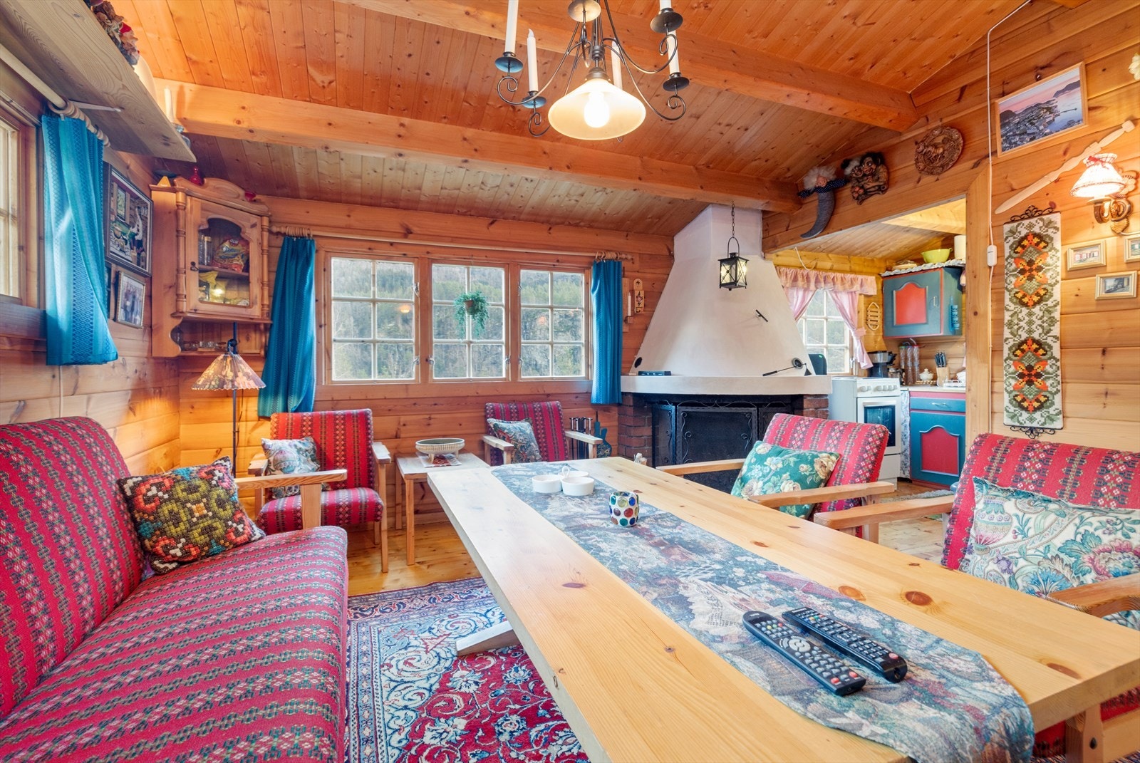 Rustikk atmosfære i stue med originalt interiør som gjenspeiler hyttens alder Galleribilde