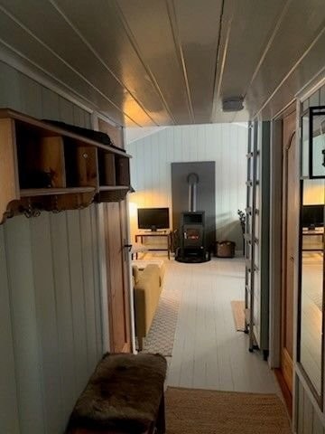 Fra gangen inn mot stua med peisovn Galleribilde