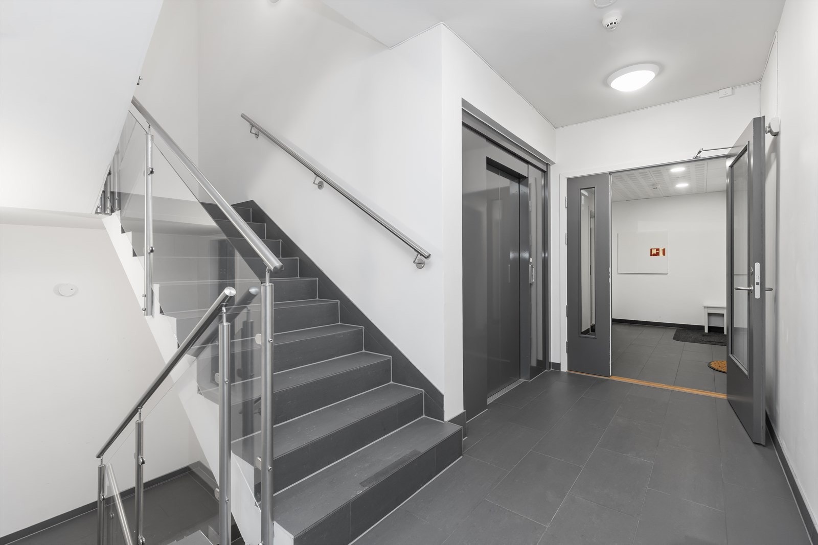 Vi tar turen ned til første etasje igjen Galleribilde