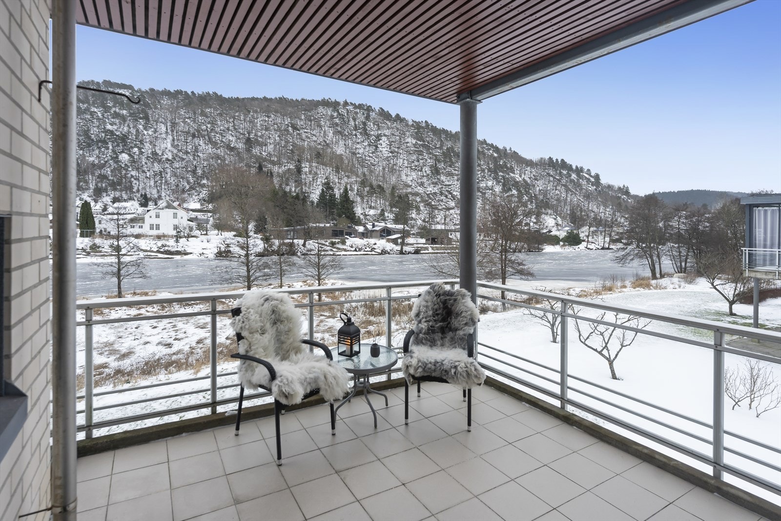 Her kan man bare sitte og nyte utsikten Galleribilde