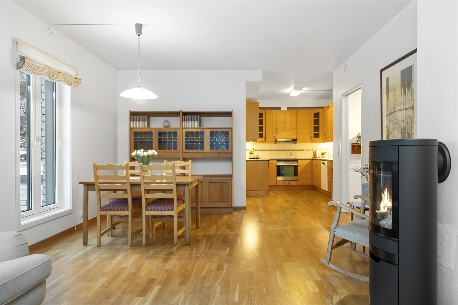 Leiligheten er lys og fin med plass til både spisebord, sofa og en liten lesekrok i stuedelen Galleribilde