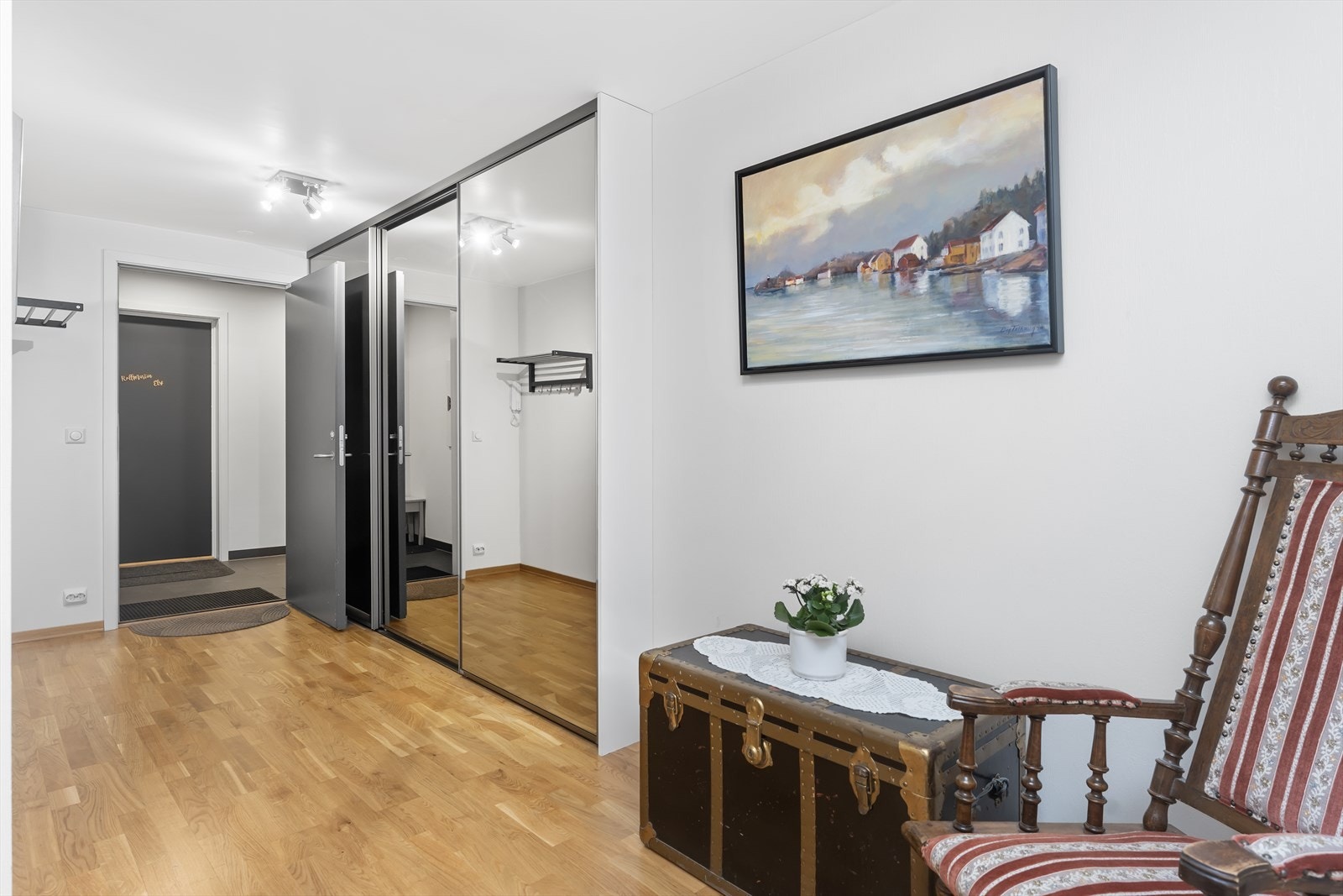 Entrè som er romslig med meget god skapplass Galleribilde