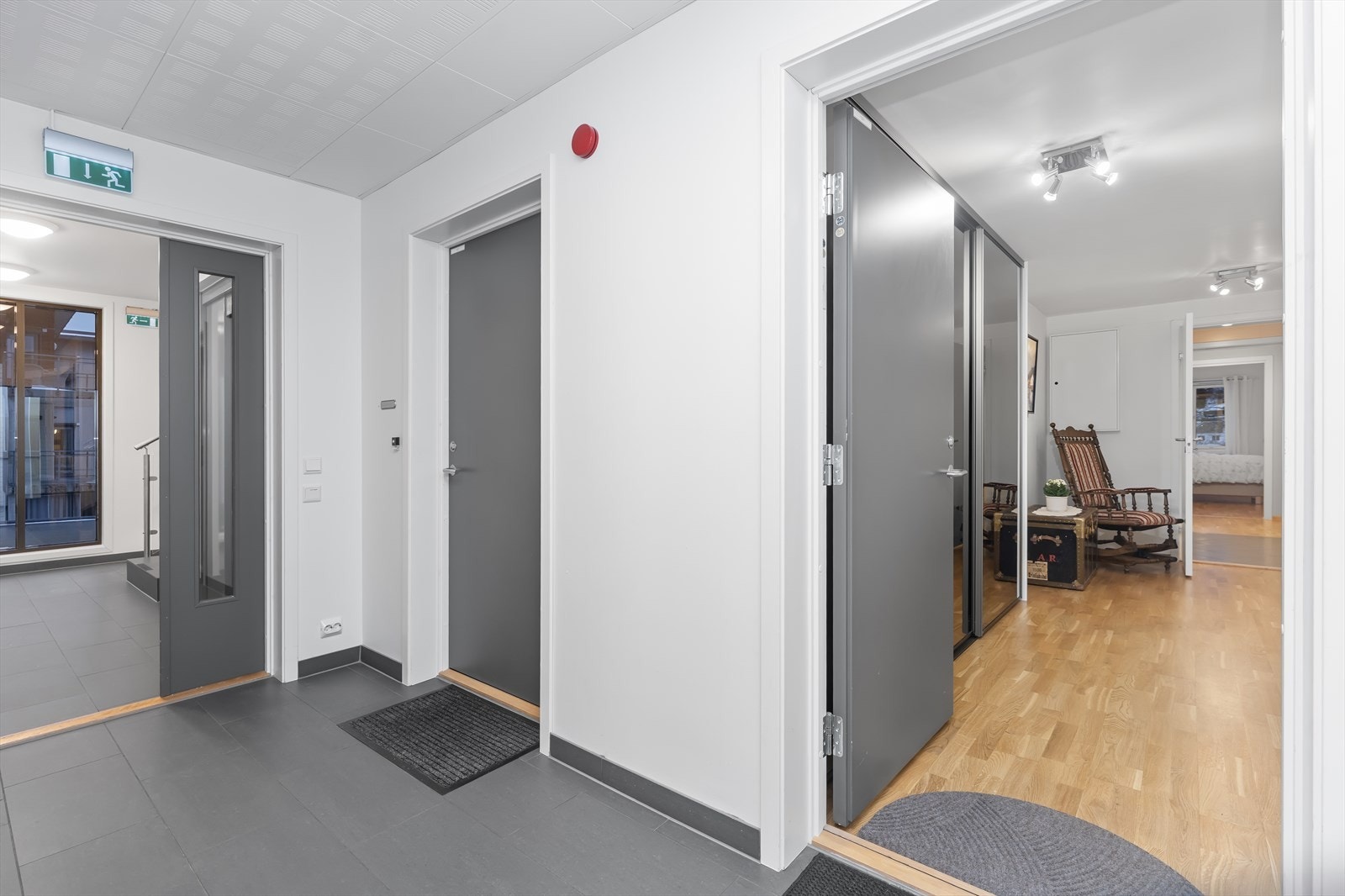 Leiligheten er i andre etasje like med heisen Galleribilde