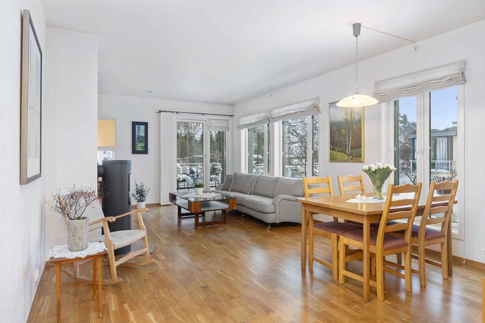 Store gode vinduer som gir leiligheten et fint preg, vi tar turen ut på balkongen Galleribilde