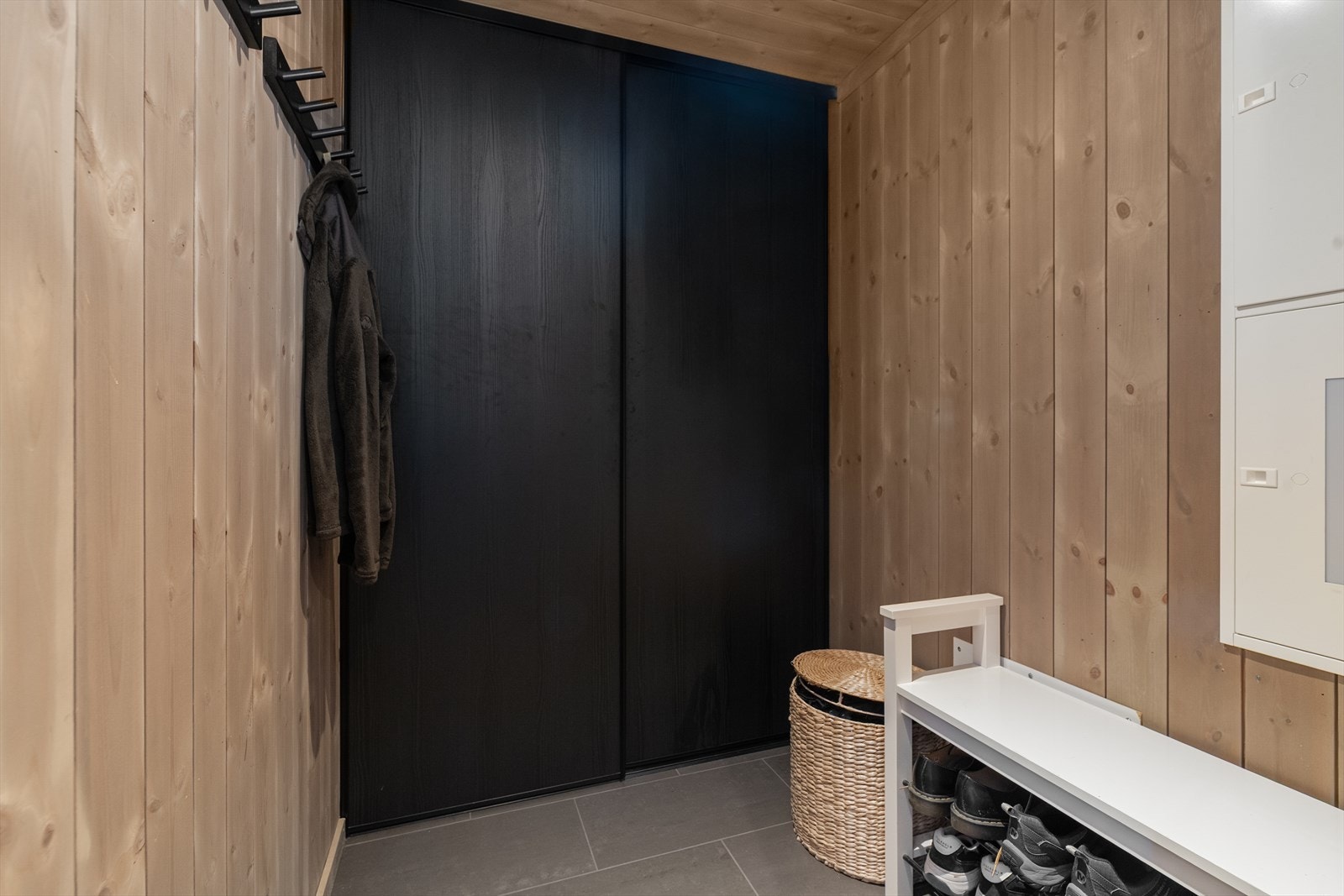 I entre er det fin plass til sko og yttertøy, samt ekstra oppbevaringsplass i skap med skyvedører. Galleribilde
