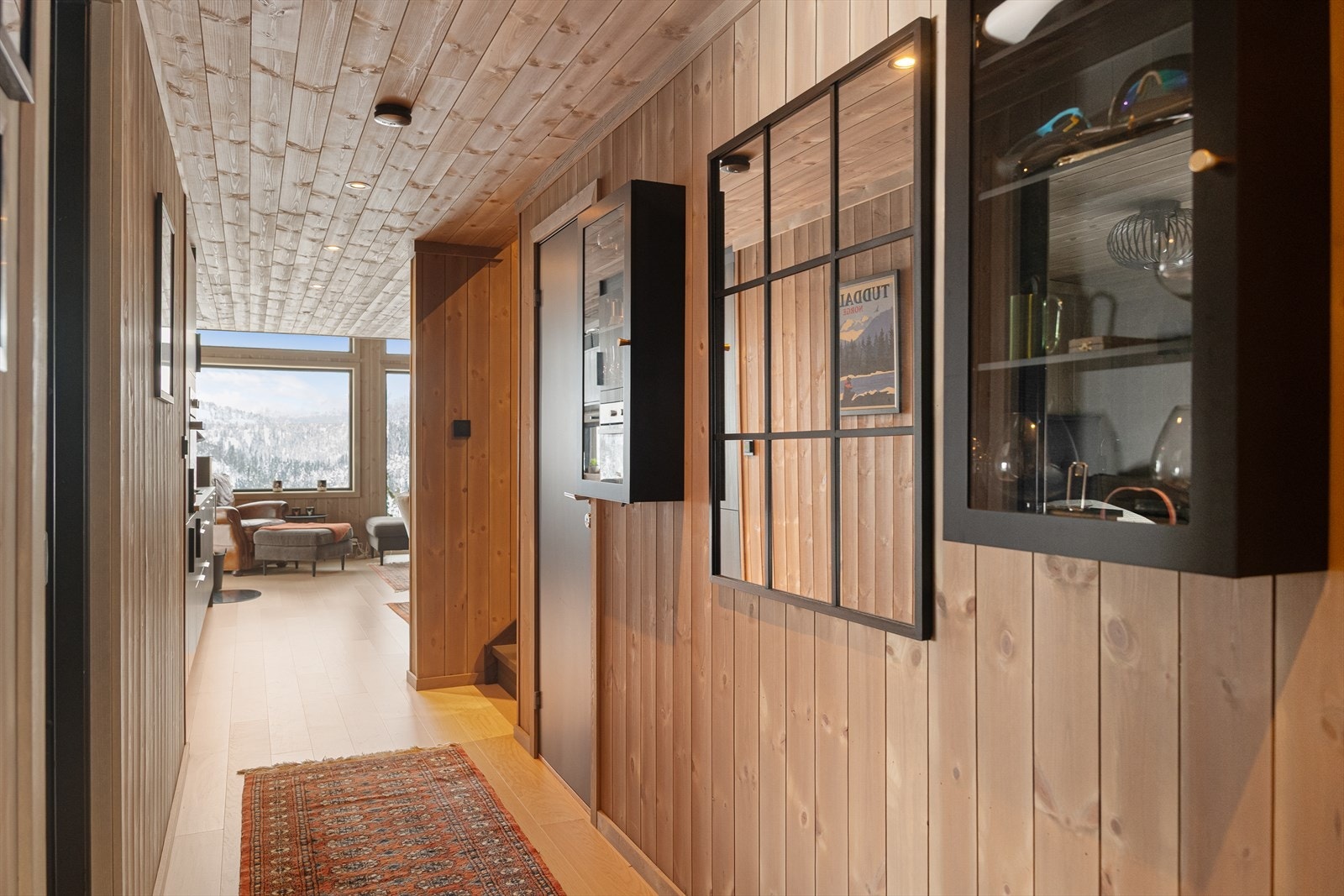 Fikstjønnvegen 22 er en gjennomført og lettstelt fritidsbolig fra 2022 med høy standard, som byr på ekte fjellfølelse - enten du nyter morgenkaffen på terrassen, varmer deg foran peisen eller tar et kveldsbad i den vedfyrte badestampen. Galleribilde