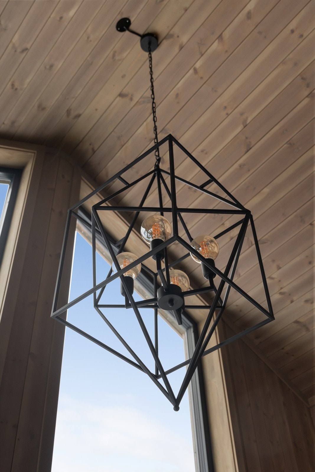 Stuen har delvis åpen himling og store vindusflater med rikelig lysinnslipp, noe som gir en luftig romfølelse og måltidene kan nytes med vidstrakt utsikt. Galleribilde