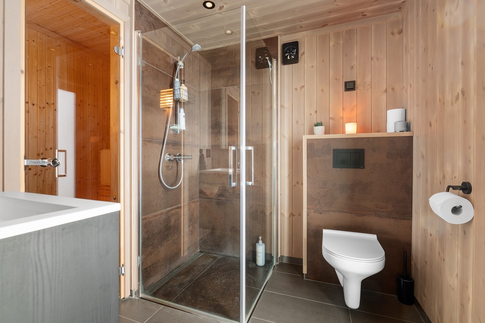 Lekker bad med flis på gulv med gulvvarme, og tilliggende badstue. Galleribilde