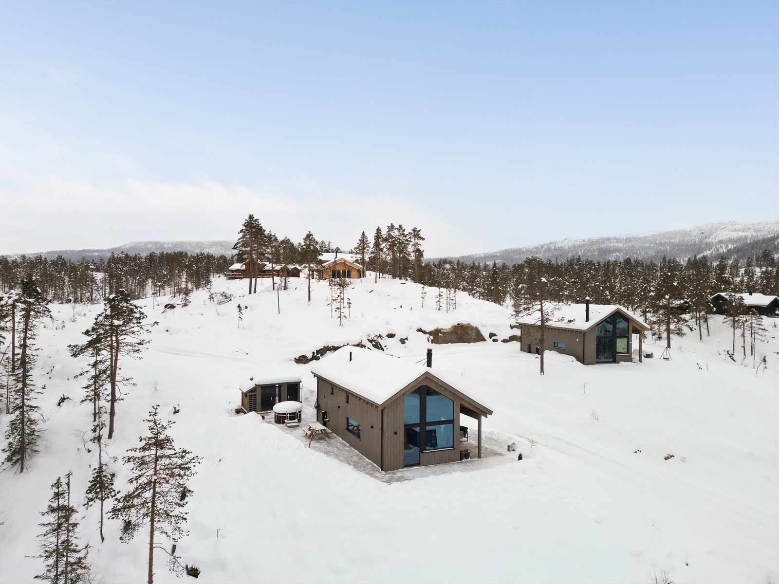 I sommerhalvåret er det badevann og fine merkede turstier i nærområdet. Det er også mulighet for å kjøpe fiskekort. Kort vei også til en døgnåpen joker butikk, hvor hyttehandelen kan gjøres. Galleribilde