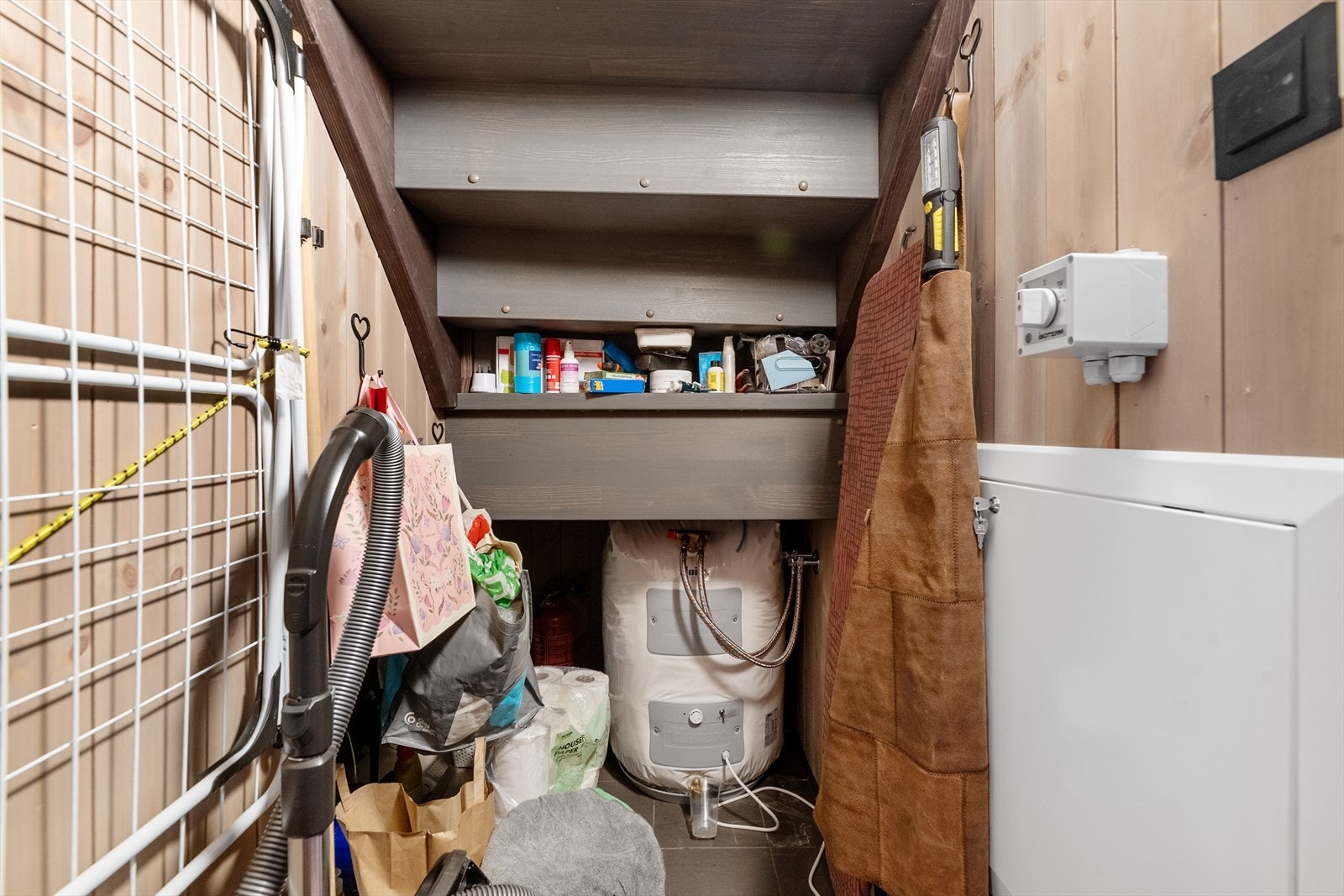 Det er opplegg for vaskemaskin i gangen, og under trapp er det et praktisk kott. Galleribilde