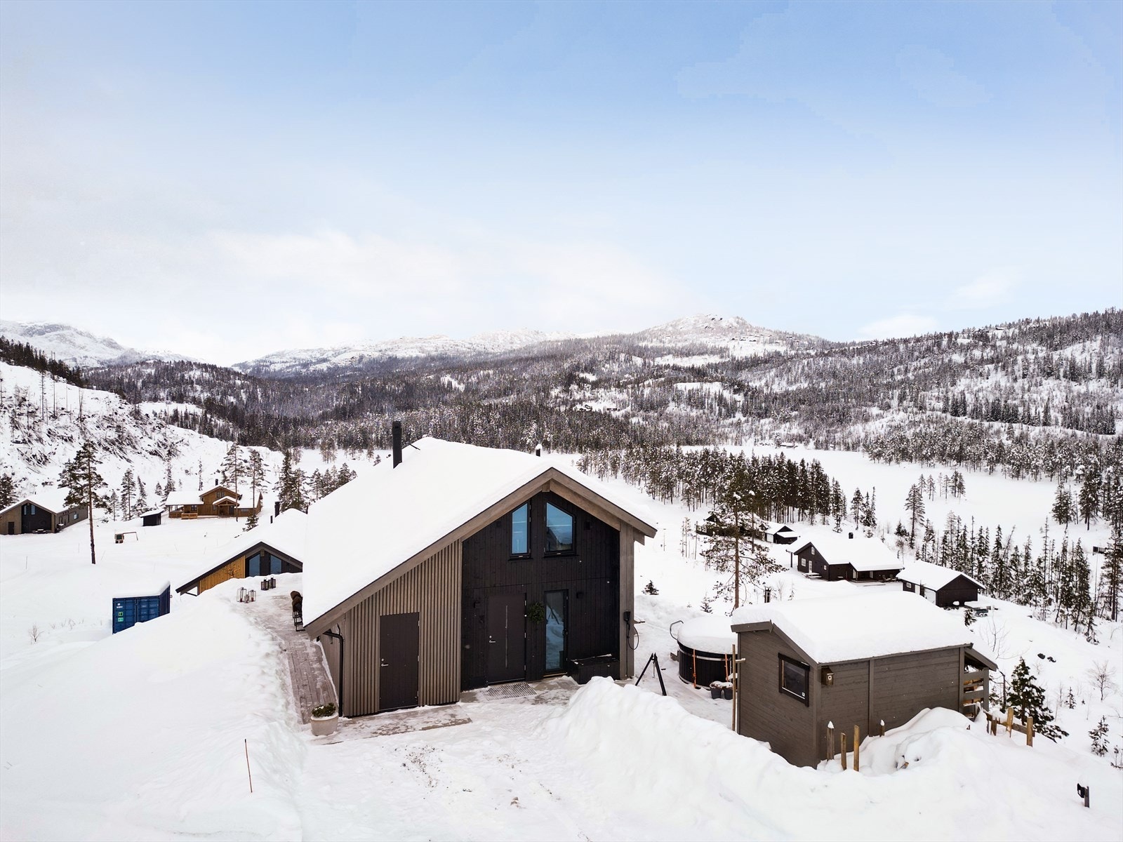 Fritidsboligen har fabelaktig og solrik beliggenhet 657 moh. ved Fikstjønn i Tuddal, med fantastisk utsikt mot Gaustoppen, Fikstjønn, Bonsnås mm. Galleribilde