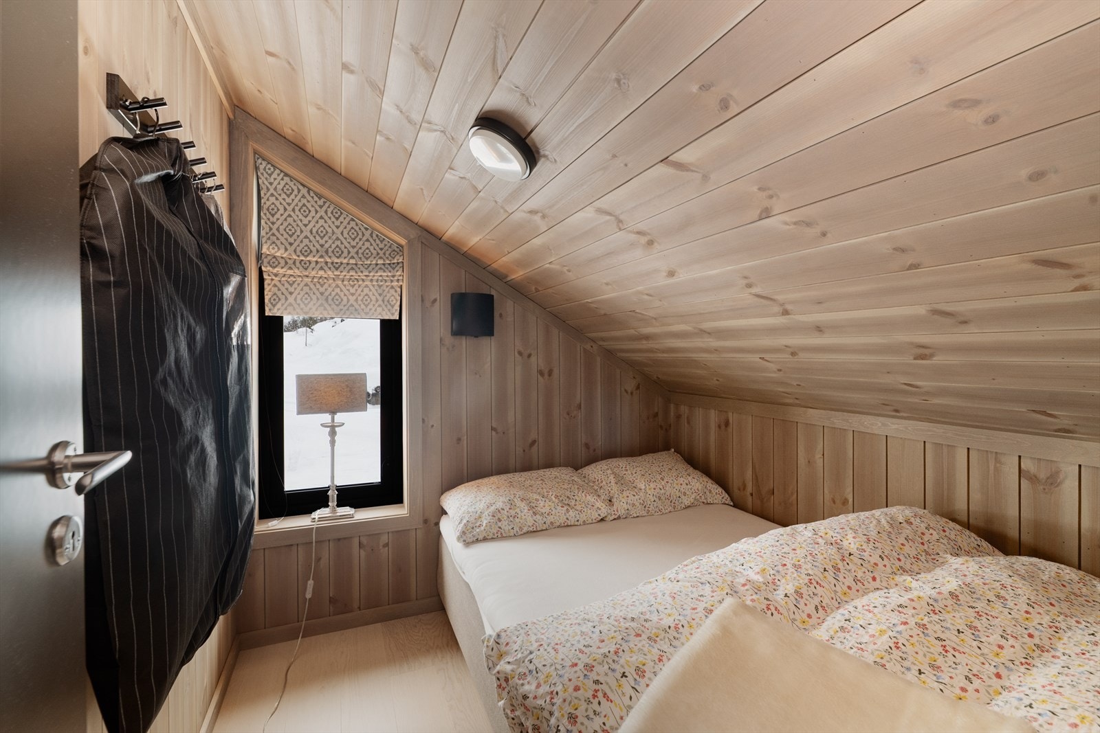 Rommene innehar dobbeltseng og liten dobbeltseng som medfølger salget. Galleribilde