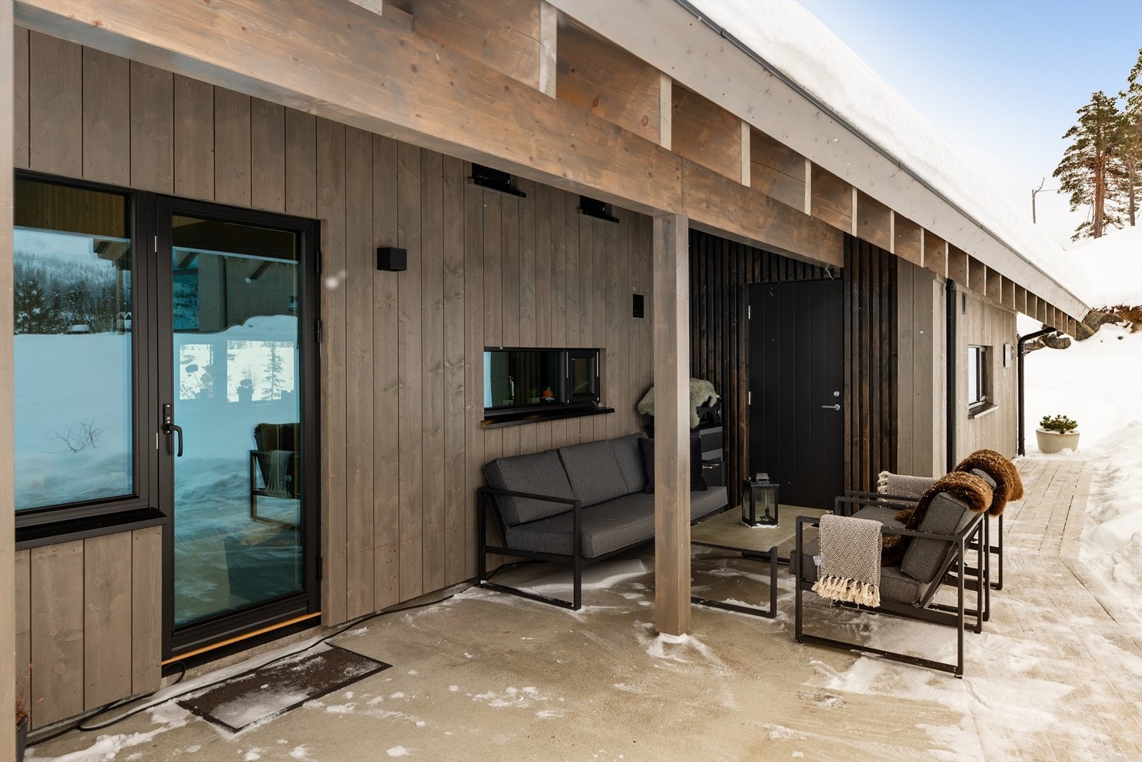 Hytta har store terrasser med god plass for utemøblement og grill. Her bor du fredelig og idyllisk med flotte turområder rett utenfor døren, og spennende lekearealer for barna! Galleribilde