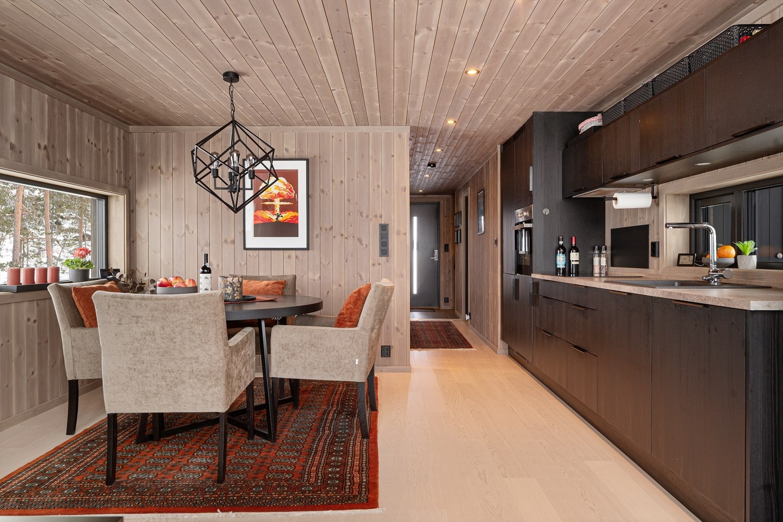 Det er god plass til både sofagruppe og spisestue. Galleribilde