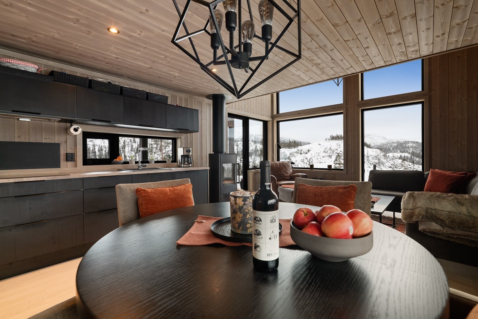 Med et stilrent design over to plan, store vindusflater og en romslig terrasse på ca. 50 kvm, skapes en sømløs overgang mellom ute- og innemiljø og en unik nærhet til naturen. Galleribilde