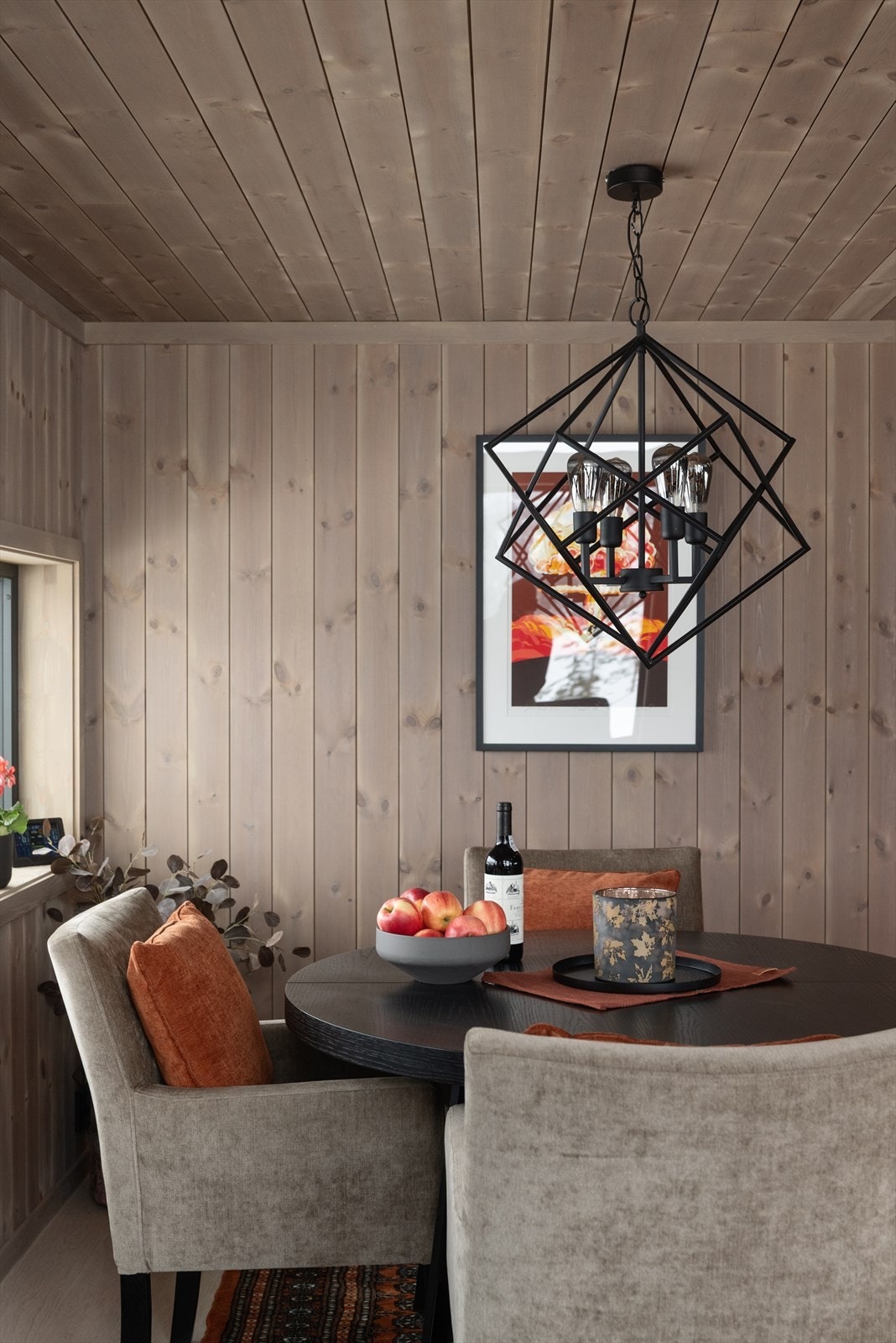 Hytta har varmekabler i hele 1. etasje, som kan styres med app. Overflater består hovedsakelig av laminat på gulv, med beiset trepanel på vegger og i tak. Det er spotter i tak i stue/kjøkken, gang og bad. Galleribilde