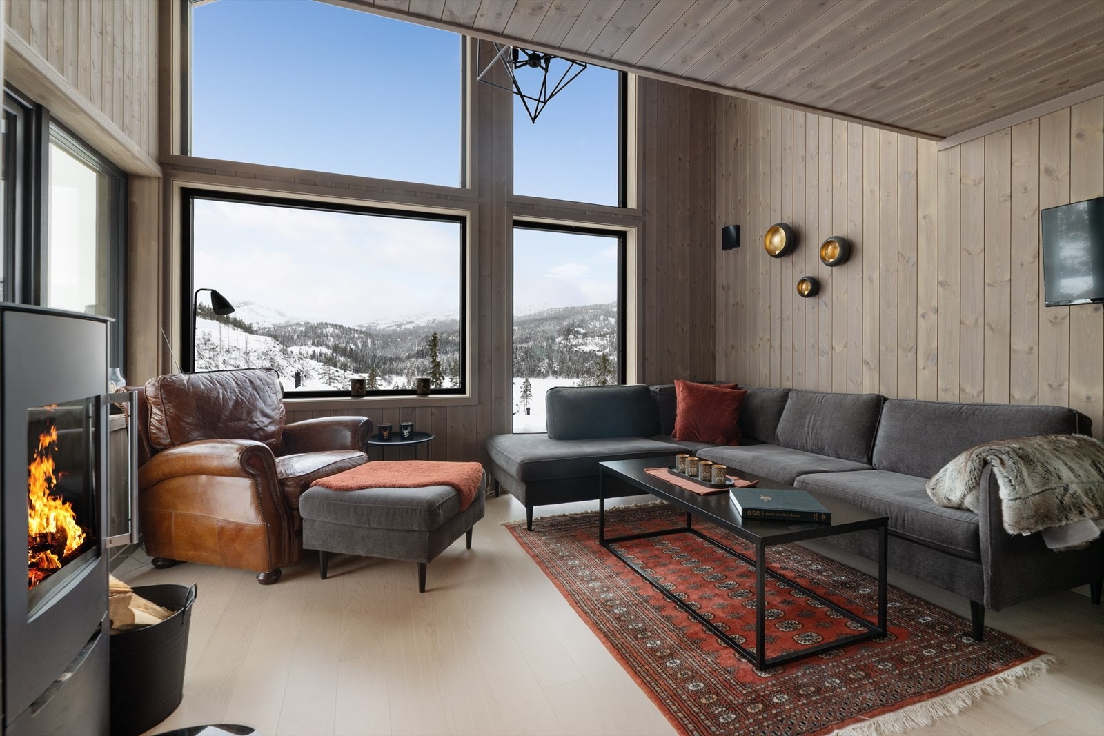 I stuen er det montert en flott vedovn med glass i dør, noe som gir et trivelig innsyn til flammene. Galleribilde