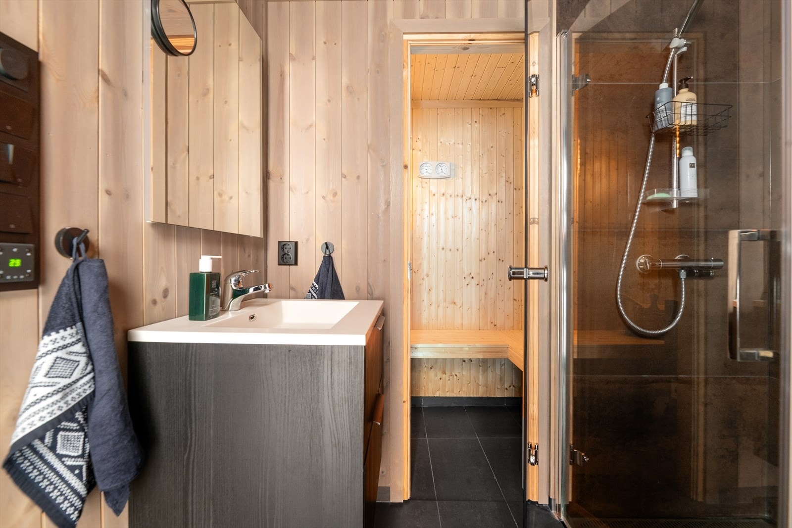 Fra badet er det utgang til terrasse og badestamp. Galleribilde