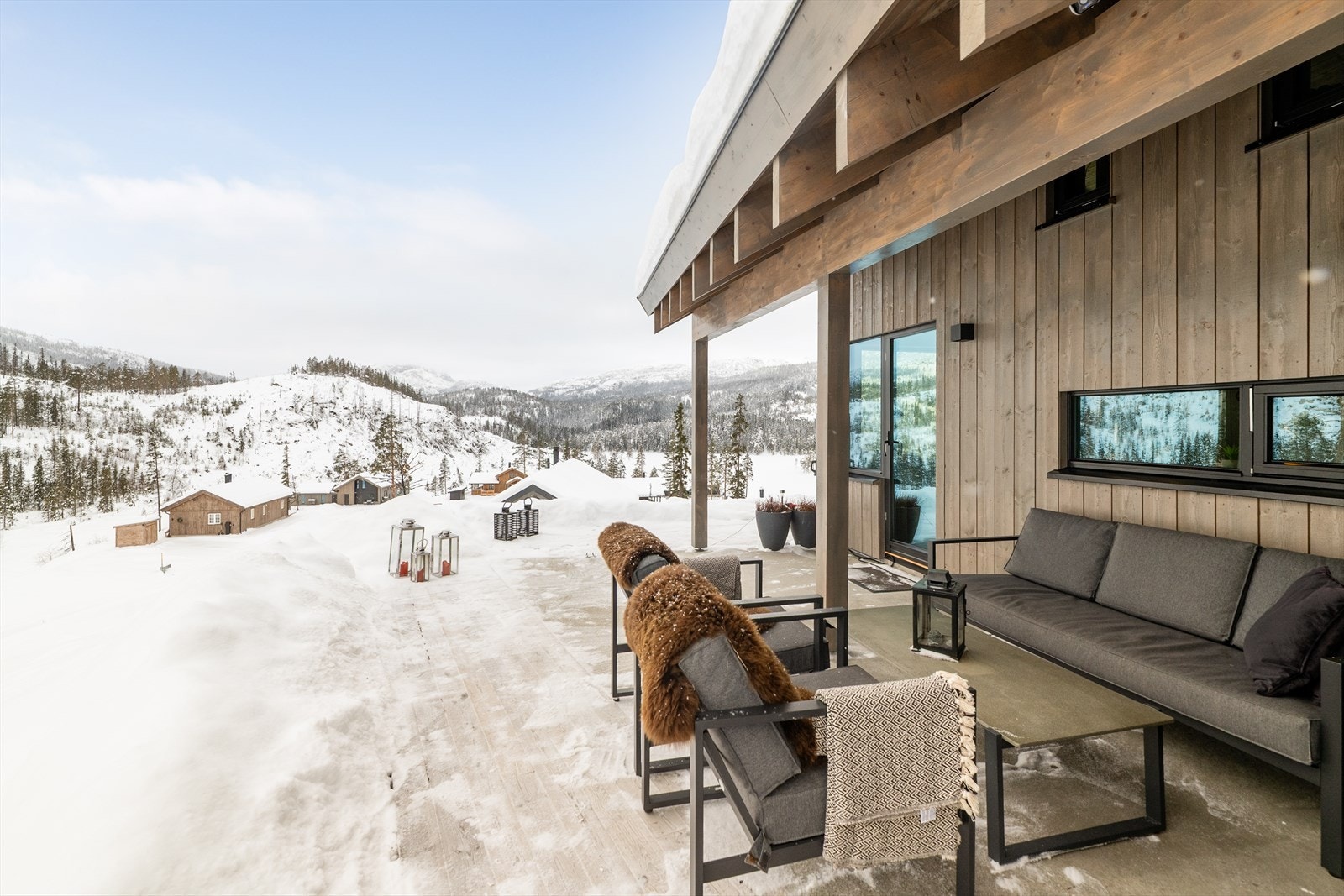 Lekker og nyere hytte med fabelaktig og solrik beliggenhet. Fantastisk utsikt mot Gaustoppen, Fikstjønn, Bonsnås mm. Galleribilde
