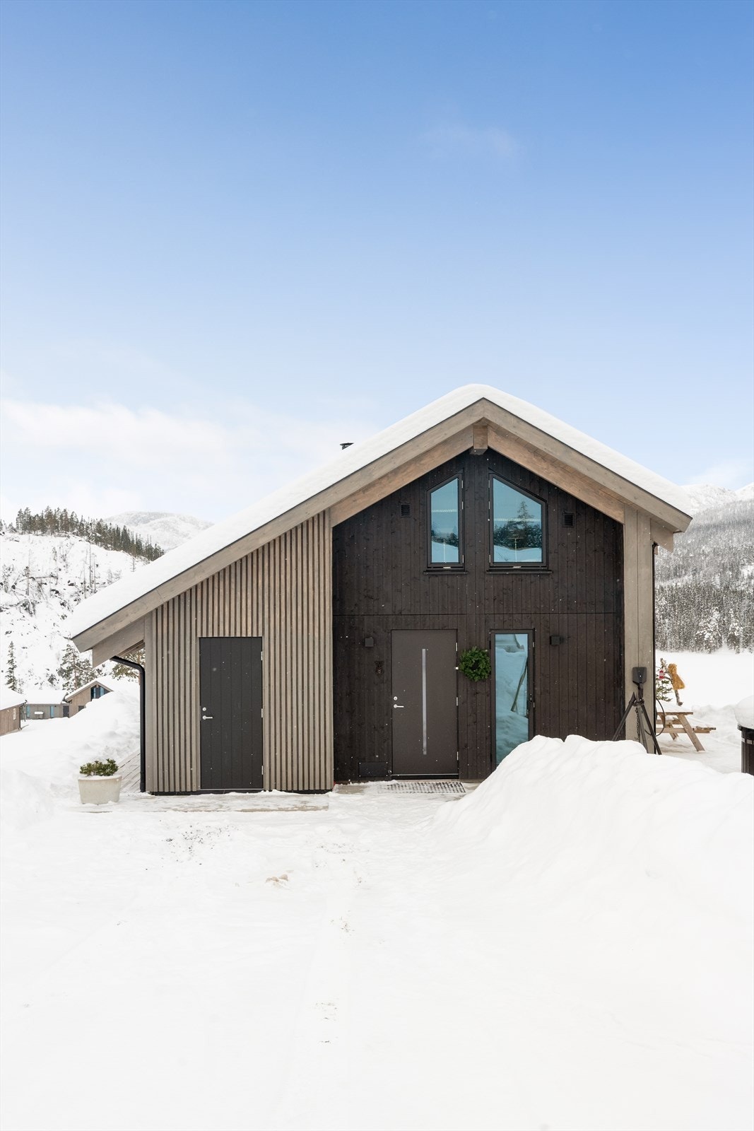 Eiendommen er omkranset av vakkert naturlandskap med flotte tur- og skiområder. Det blir vinterstid kjørt opp noen skiløyper rundt i feltet av frivillige, og det er kort vei til øvrige langrennsløyper oppe på Måsafjell, her kobles man på løypenettet i Tud Galleribilde