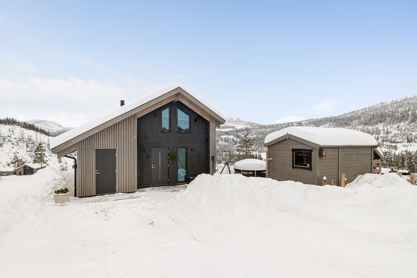 Arkitekttegnet Lende-natur hytte som kombinerer tradisjonell norsk hyttefølelse med moderne løsninger og naturlige materialer. Galleribilde