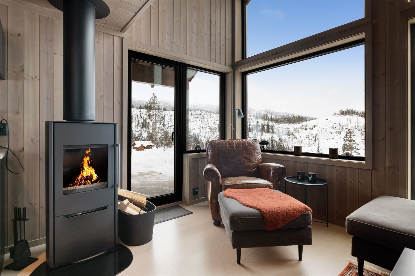 Fra stuen er det utgang til solrik terrasse med fantastisk utsikt til Gaustatoppen, Bonsnos og Fikstjønn. Galleribilde