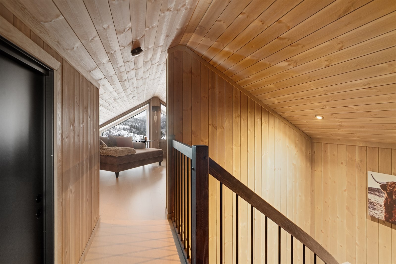 Rom på hems/loft er innredet og omgjort uten at dette er søkt om og uten at nødvendig godkjennelse er gitt av kommunen. Galleribilde