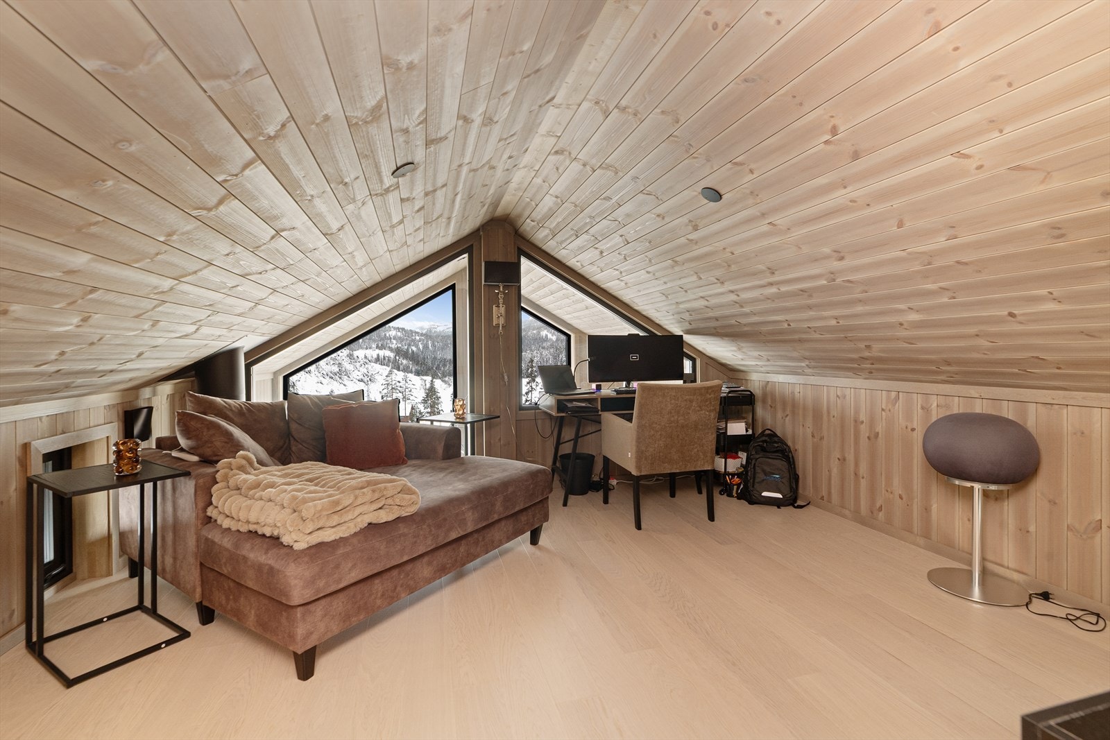 På hems er det et lys og fint, innredet rom som i dag er benyttet som loftstue. Fra vinduene er det herlig utsikt over omliggende de fjell og naturområder. Galleribilde