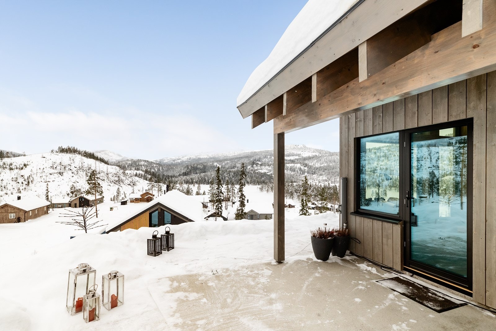 Tomten er pent opparbeidet med solrike utearealer og gruset gårdsplass med montert el-bil lader. Ellers hyggelig naturtomt med trær og naturlig vegetasjon. Galleribilde