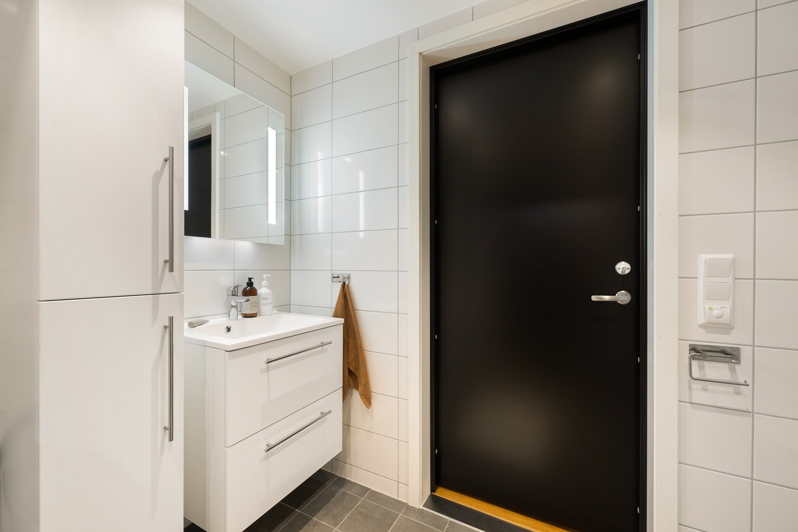 Skuffer under servant med slette fronter. Galleribilde