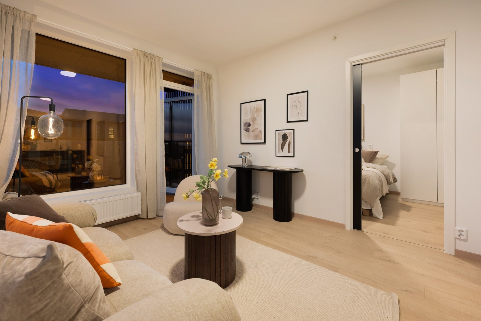 Rommet er lyst og luftig, gjort i stilrene farger og med god takhøyde. Galleribilde