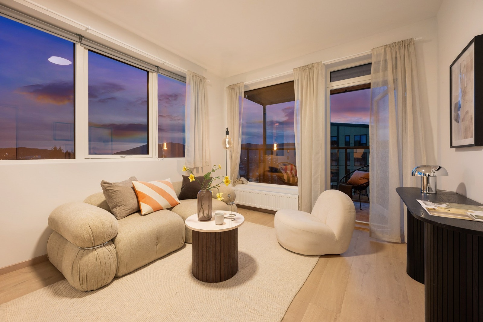 Store vindusflater sørger for rikelig med lysinnslipp. Galleribilde