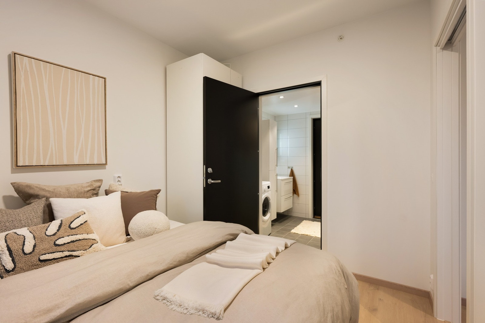 Soverommet er på 9,3 m², med egen inngang til badet. Galleribilde