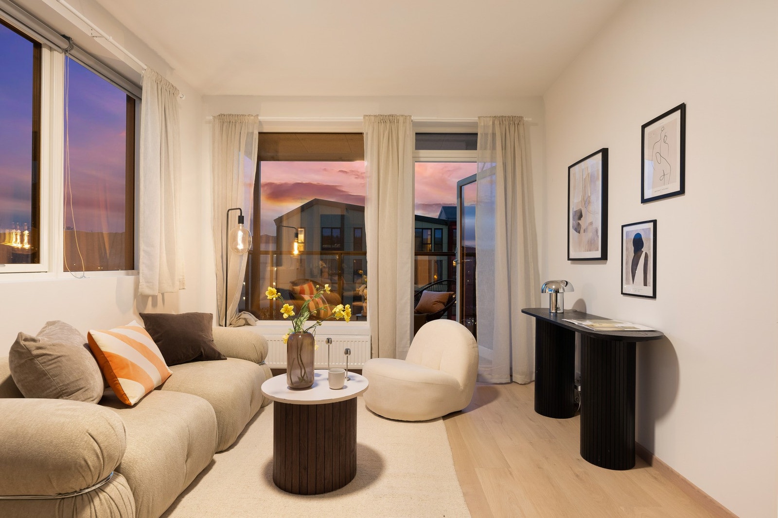 Flott laminatgulv er gjennomgående i hele leiligheten. Galleribilde