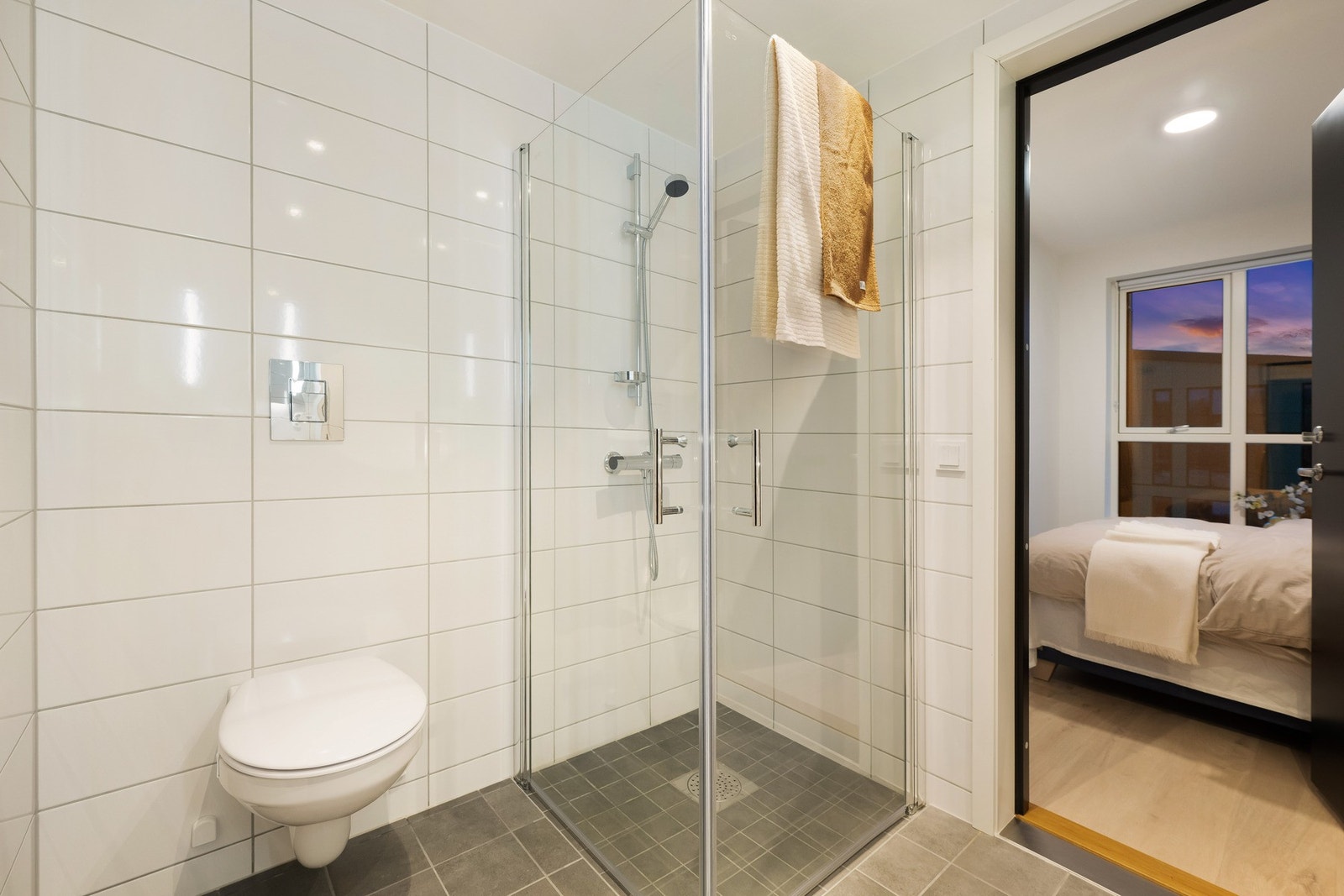 Vegghengt toalett. Galleribilde