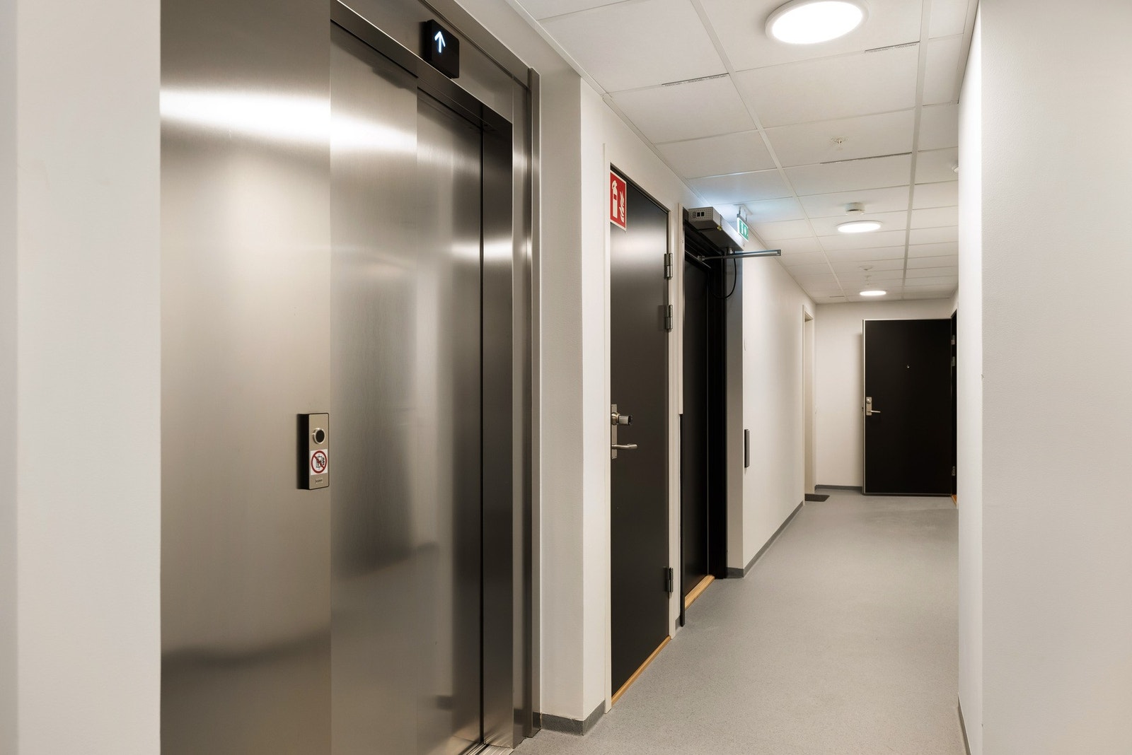 Heis i bygget gir en trappefri adkomst. Galleribilde