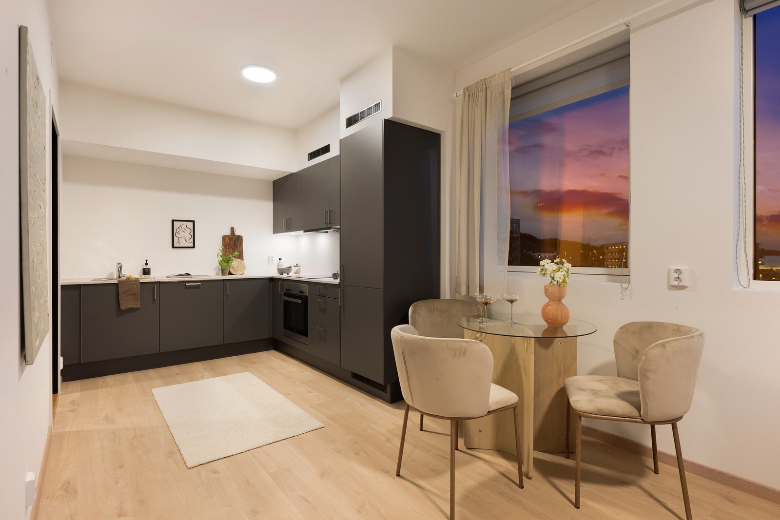 Den åpne løsningen til stue og spisestue, gjør matlagingen til en sosial aktivitet. Galleribilde