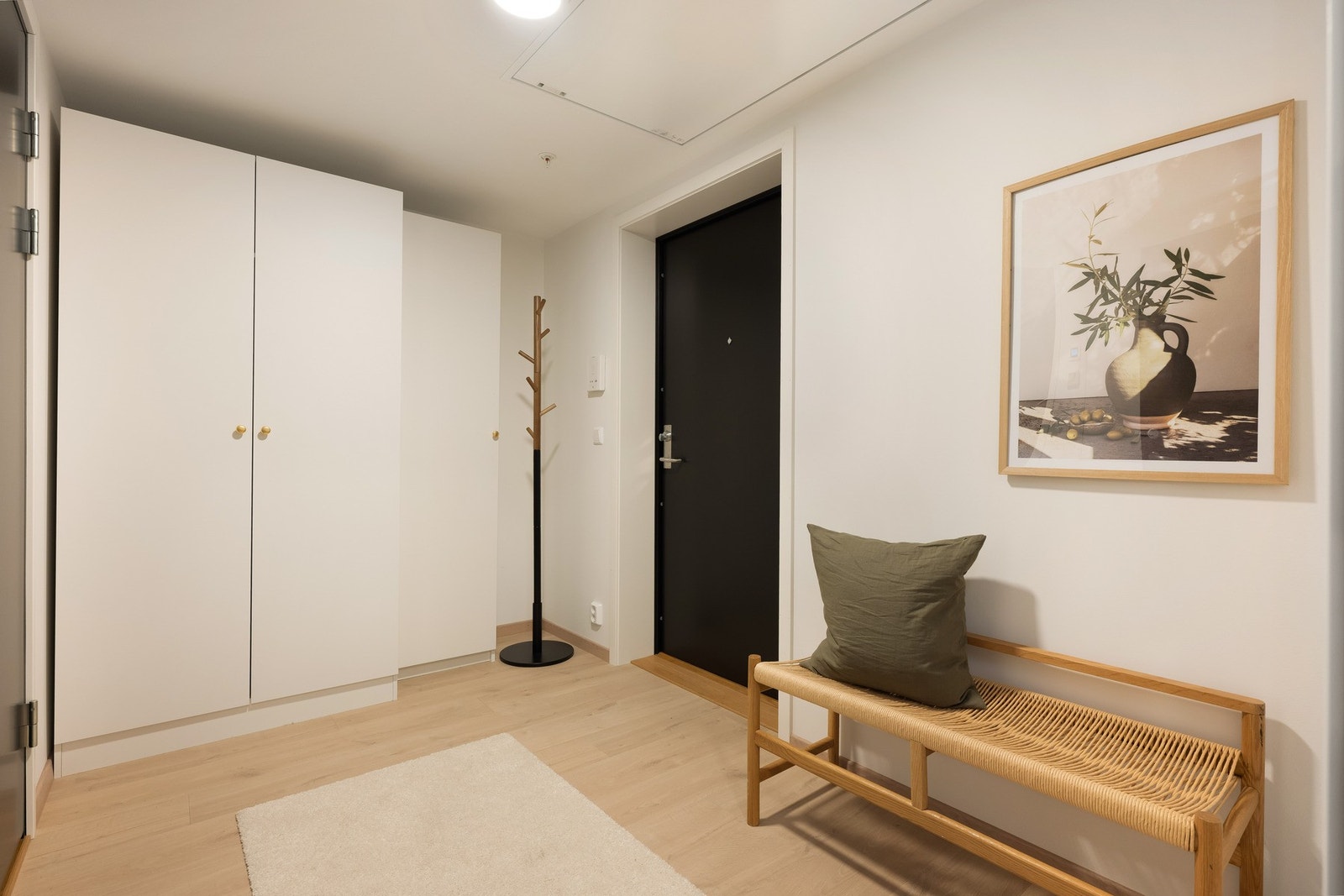 I gangen er det en romslig garderobeløsning, som gir plass til yttertøy og oppbevaring Galleribilde