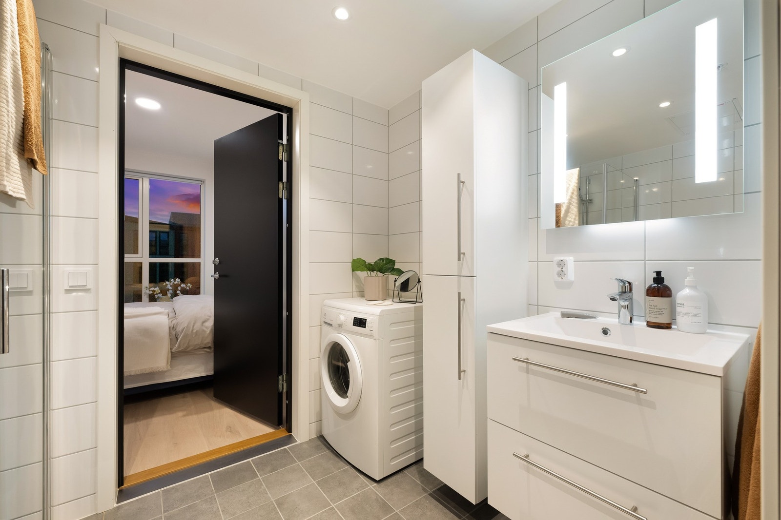 Badet er helfliset, og har varme i gulvet. Det er og opplegg for vaskemaskin. Galleribilde