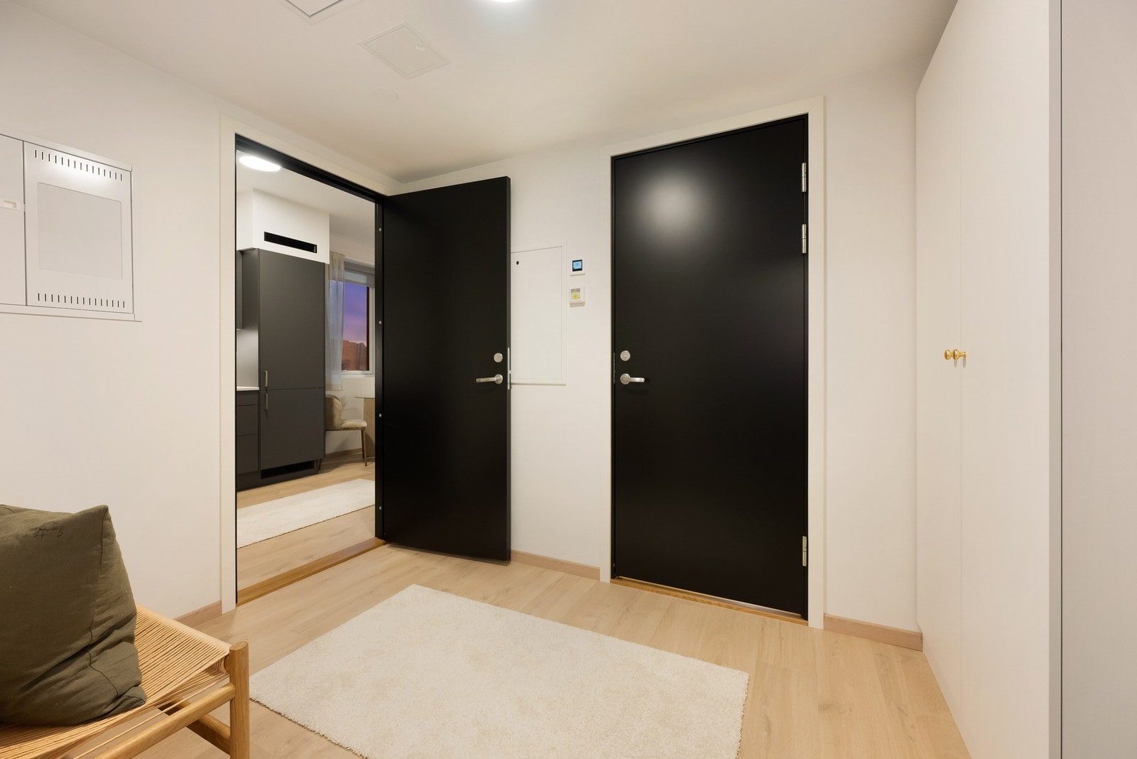 Leilighetens førsteinntrykk er en lys og romslig gang på 6,3 m² Galleribilde