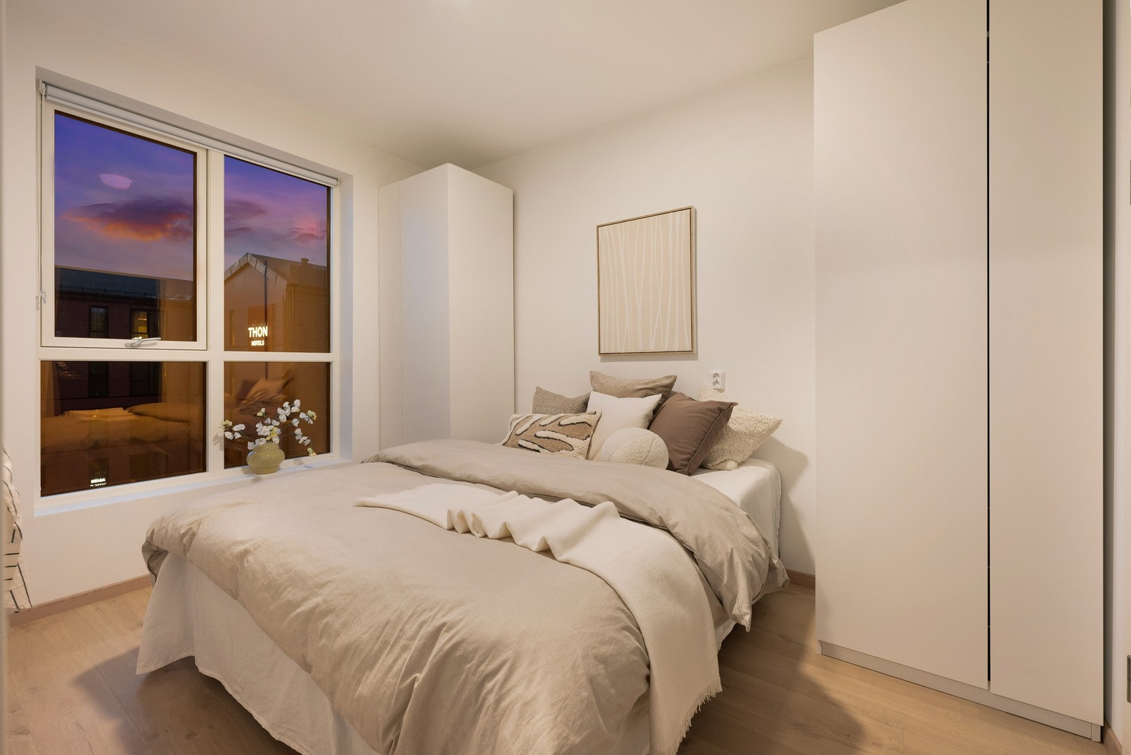 Det er plass til dobbeltseng og romslige garderobeløsninger. Galleribilde