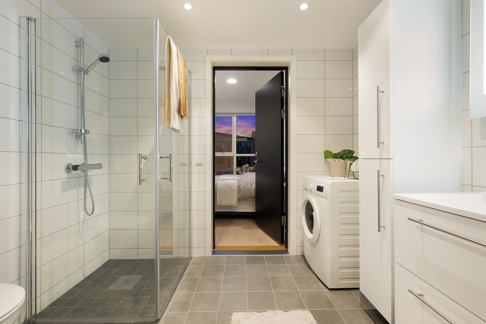 Pent og lyst bad på 4,9 m², med funksjonelle kvaliteter. Galleribilde