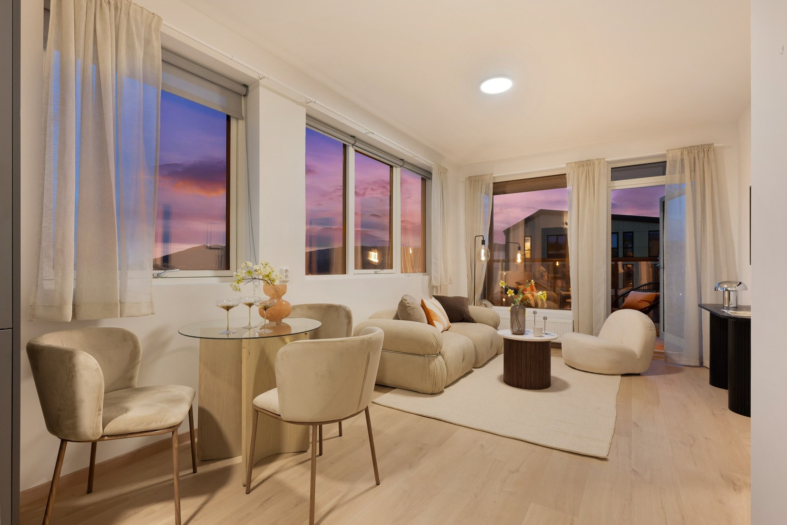 En åpen og innbydende stue/kjøkkenløsning på 22,3 m². Galleribilde