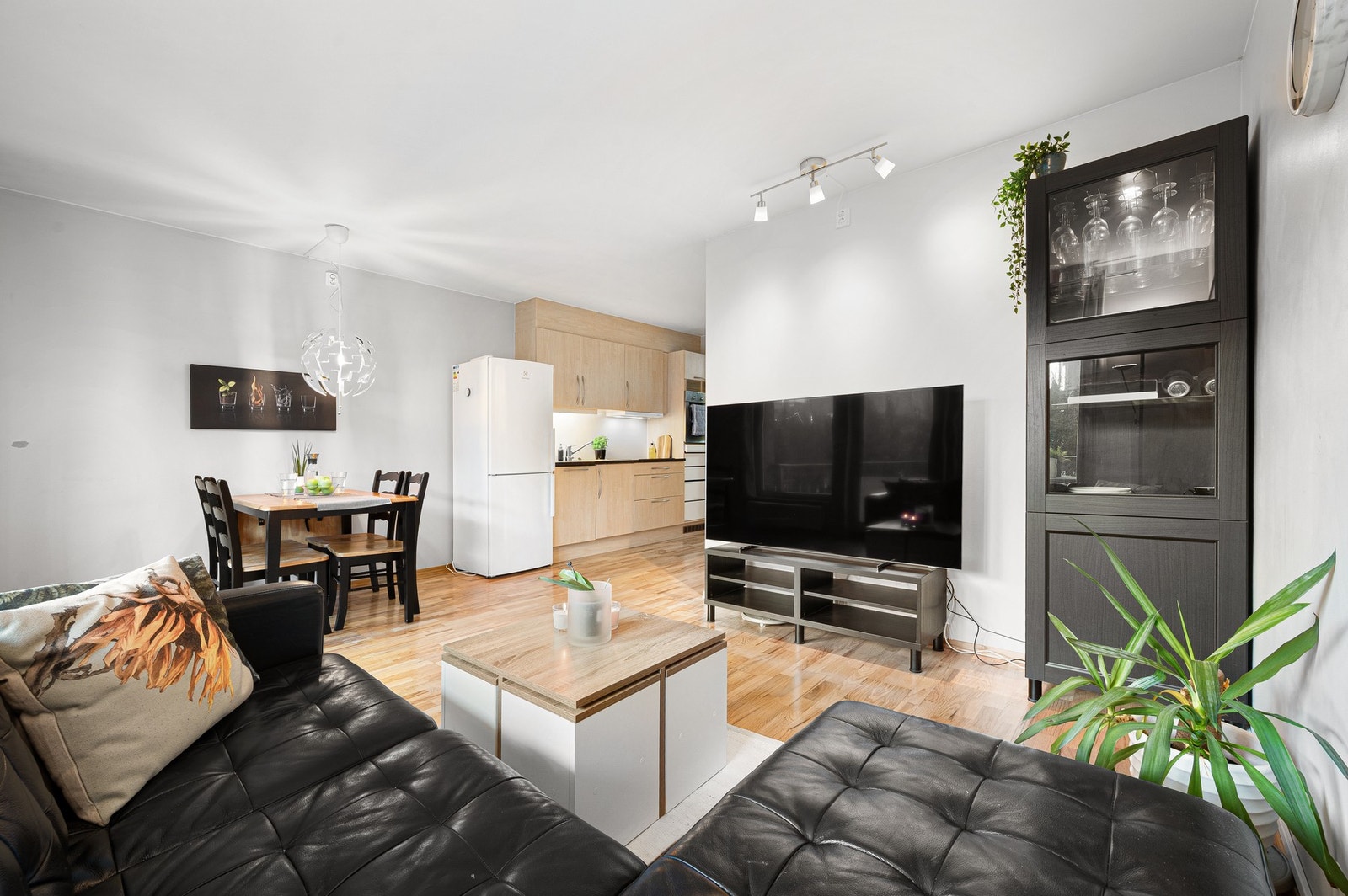 Hele leiligheten er malt i moderne fargekombinasjoner. Galleribilde