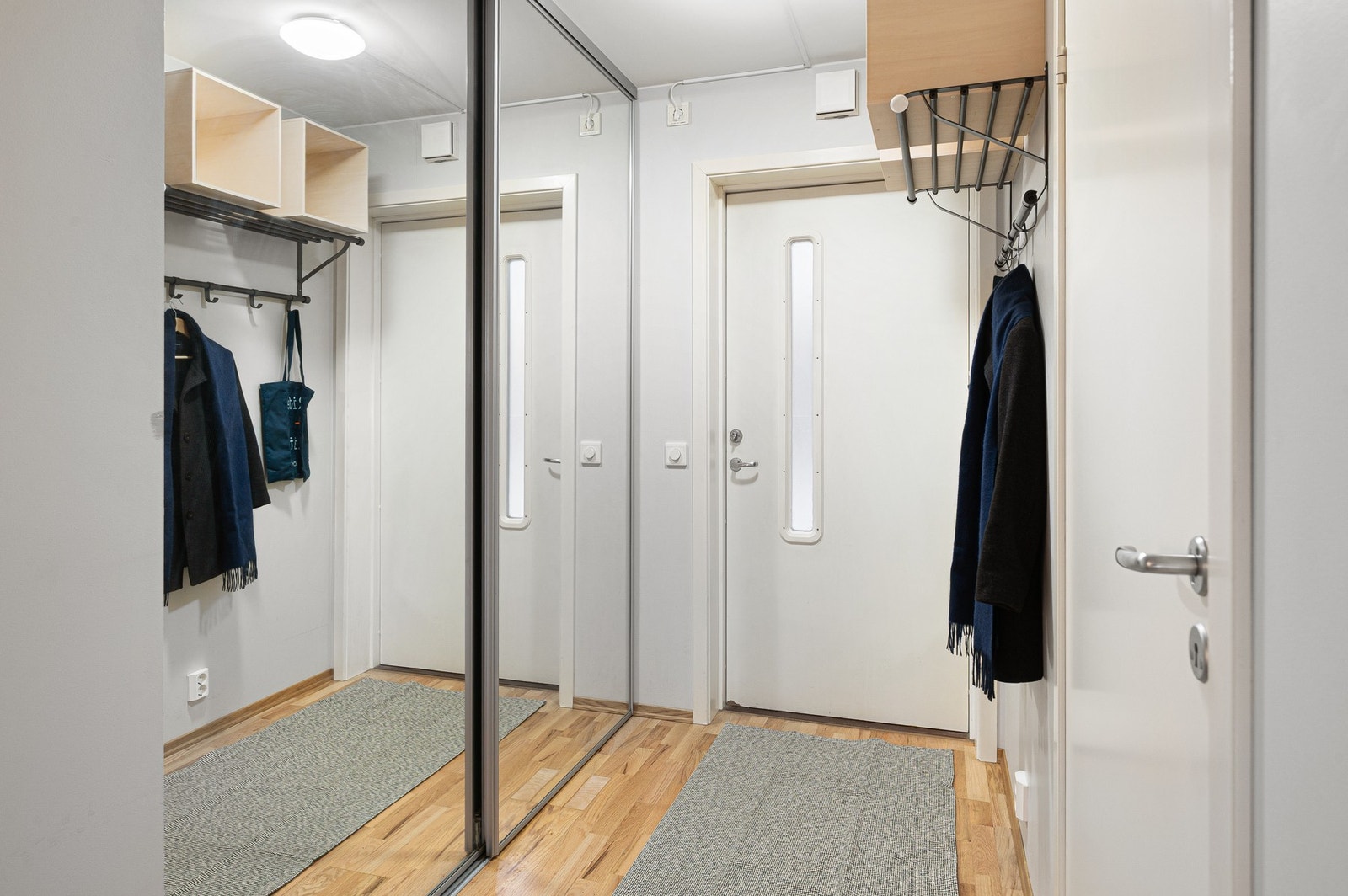 Entrè med god plass for sko og yttertøy i skyvedørsgarderobe. Galleribilde