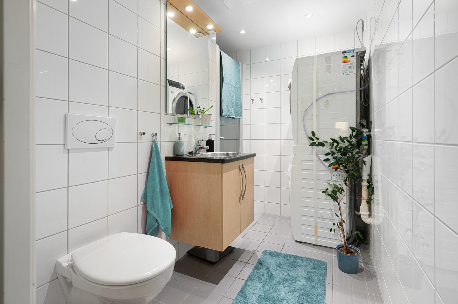 Pent flislagt bad med varmekabler i gulv og praktisk innredning. Galleribilde