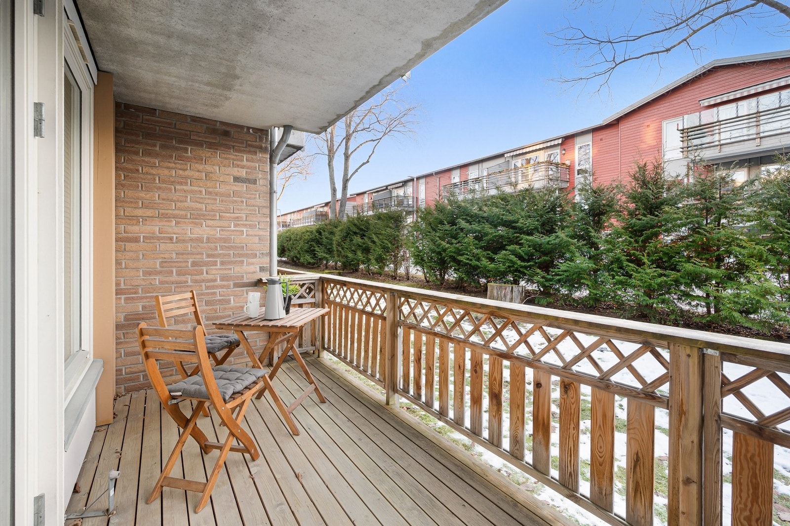 Skjermet markterrasse med god plass for utemøbler og grill. Galleribilde