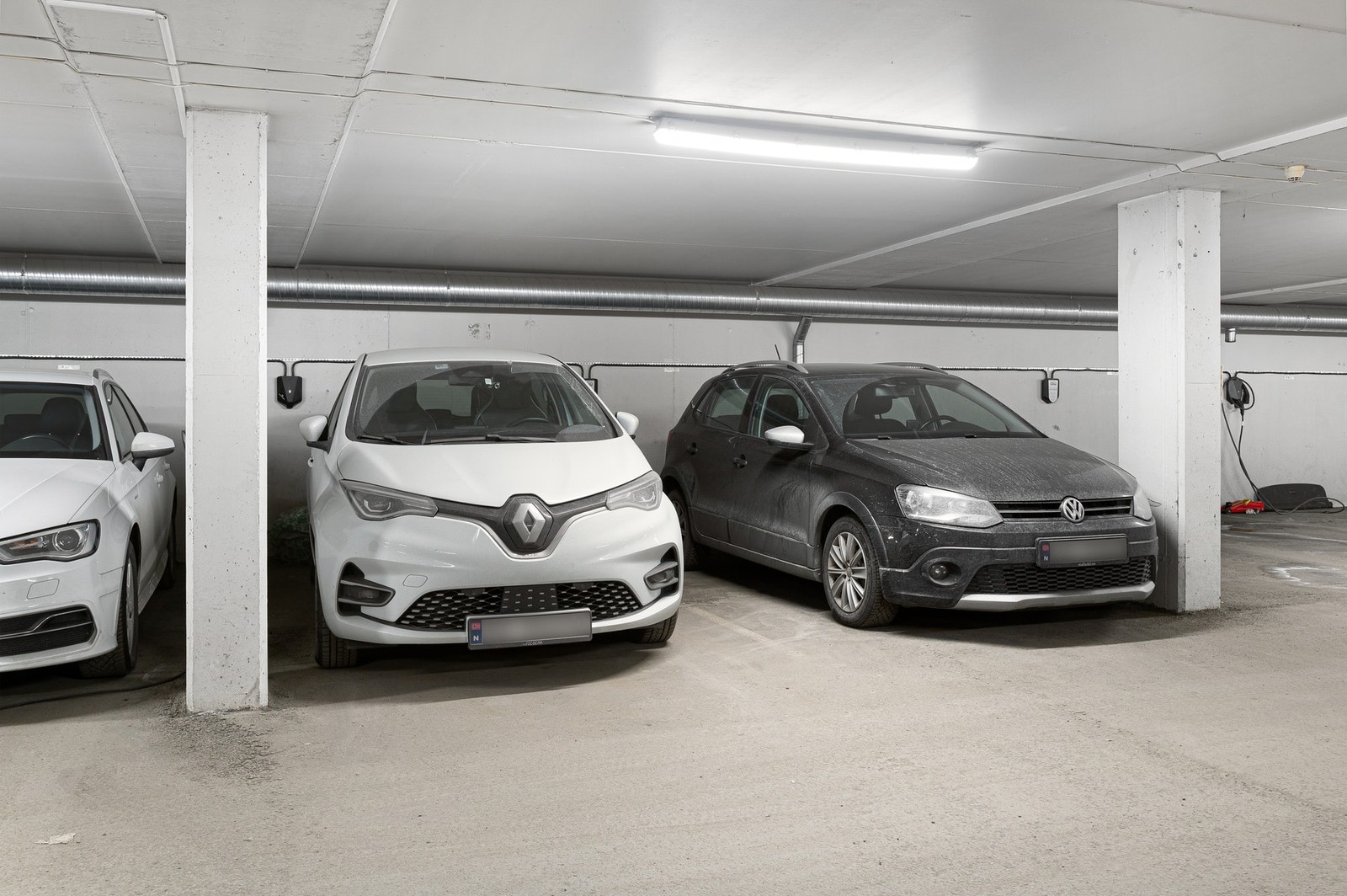 Leiligheten har fast parkeringsplass med el-bil lader. Galleribilde