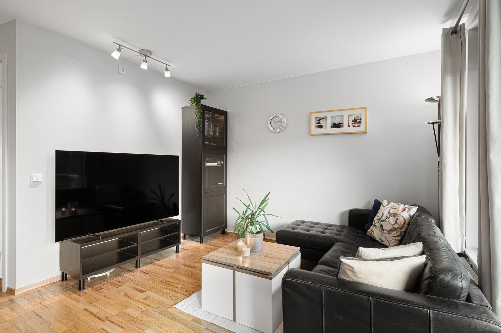 Stuen har en meget praktisk romfordeling som gjør den enkel å møblere. Galleribilde