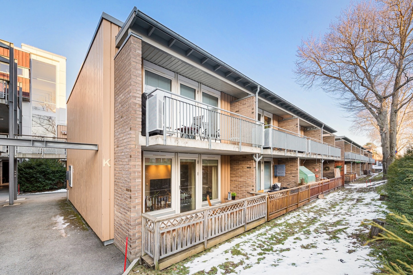 Leiligheten har en enkel adkomst og fin beliggenhet på enden av bygget. Galleribilde